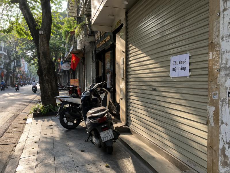 Cửa hàng đóng cửa dán giấy cho thuê mặt bằng trên phố Hà Nội