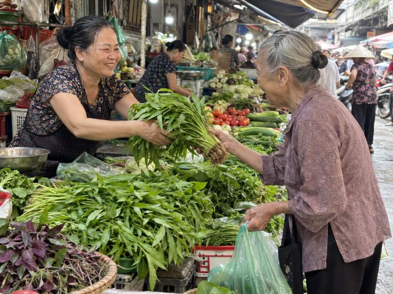 Khách quen mua rau ở hàng quen, trải nghiệm khách hàng được công nhận